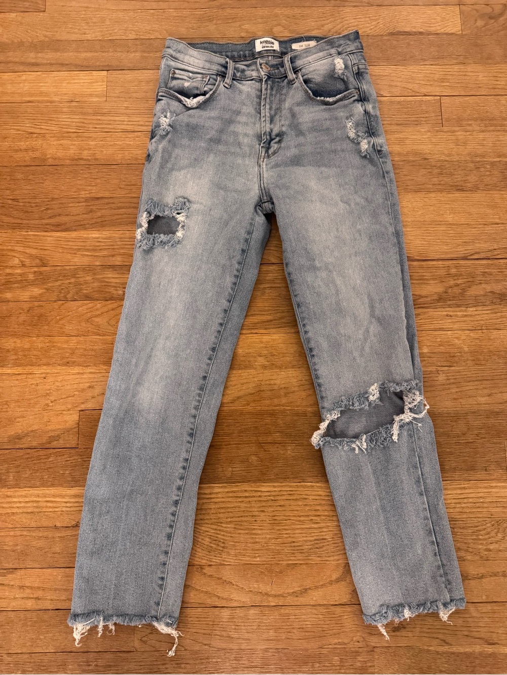Kensie Jeans Women's Light Wash Distressed The Slim Jeans - Size 4 / 27
 b89